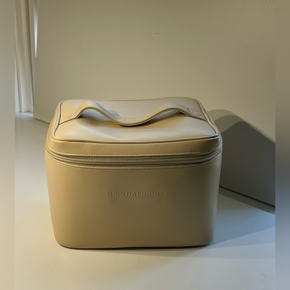 NEW WITH TAG!
PENHALIGON’S Toiletry/ Make up Travel Bag